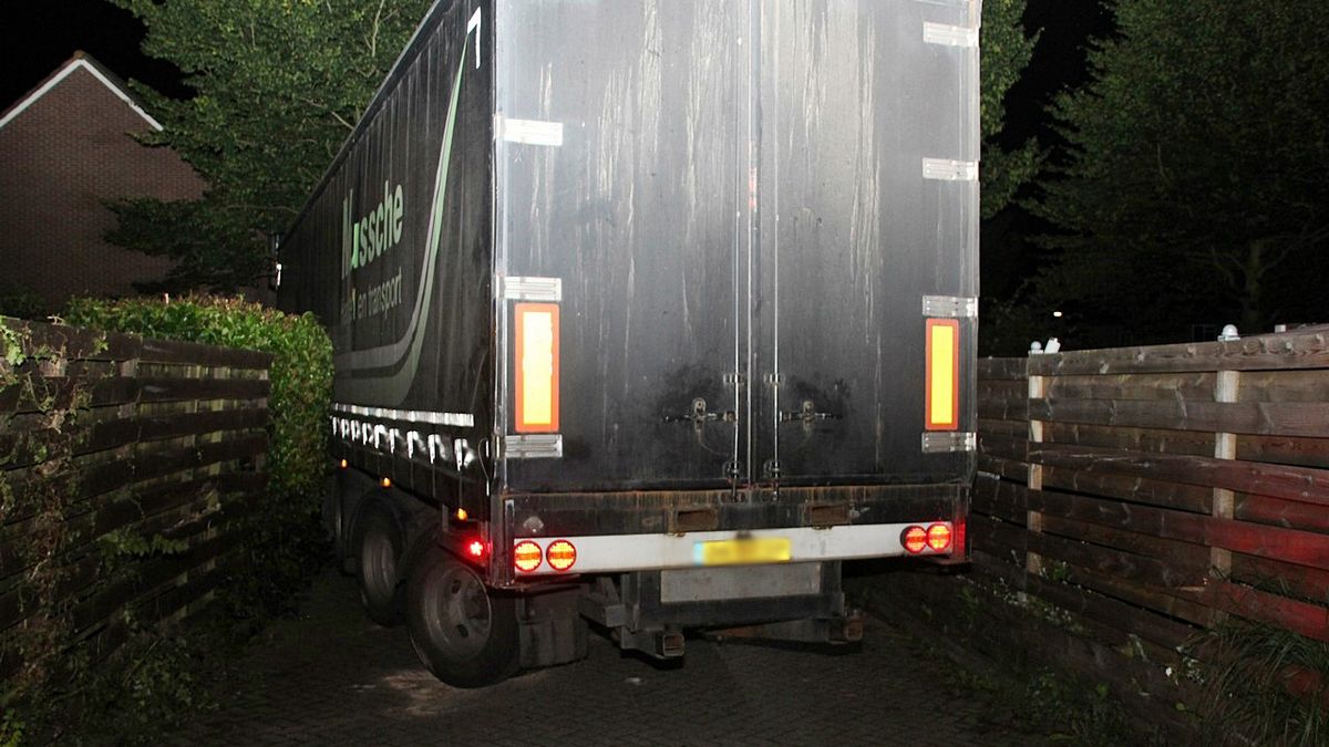 Vrachtwagenchauffeur rijdt zich klem in woonwijk Assen