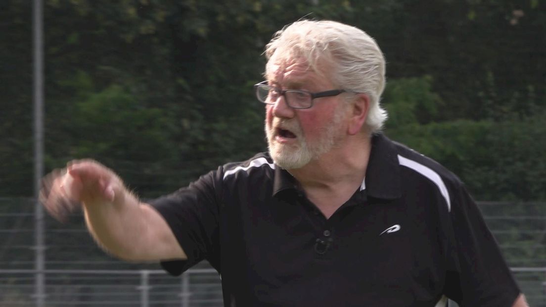 Bijna 80-jarige voetbaltrainer HVV Hengelo denkt nog lang niet aan stoppen