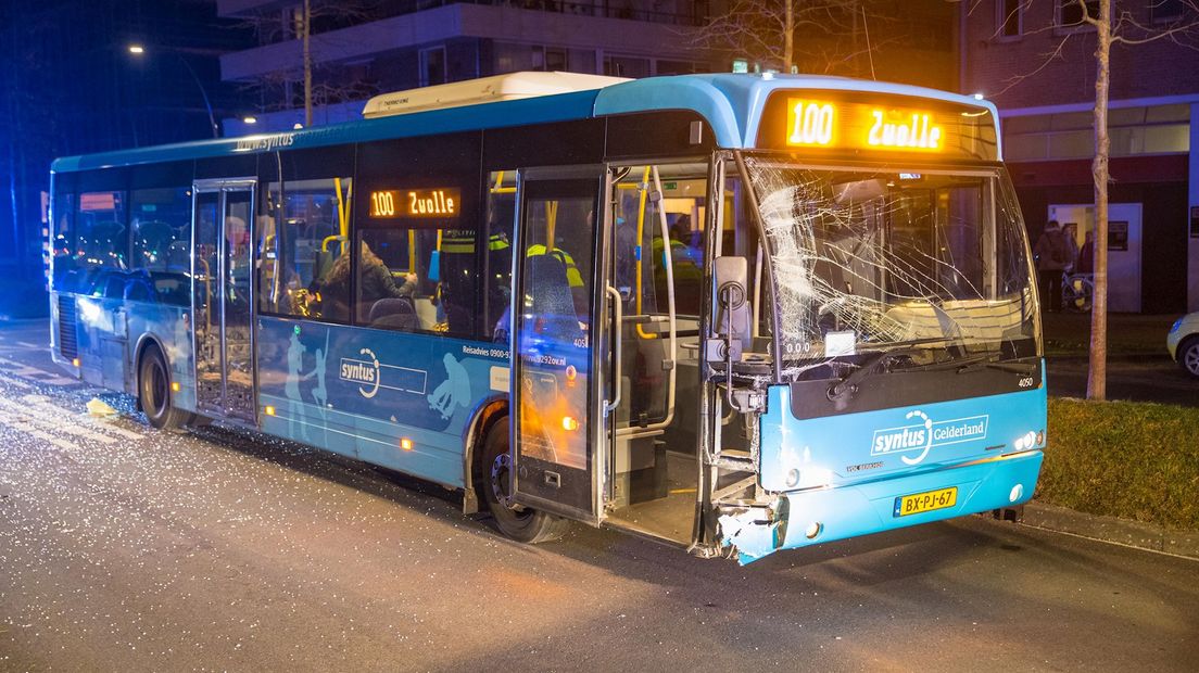 Gewonden bij botsing tussen stadsbus en personenauto in Zwolle