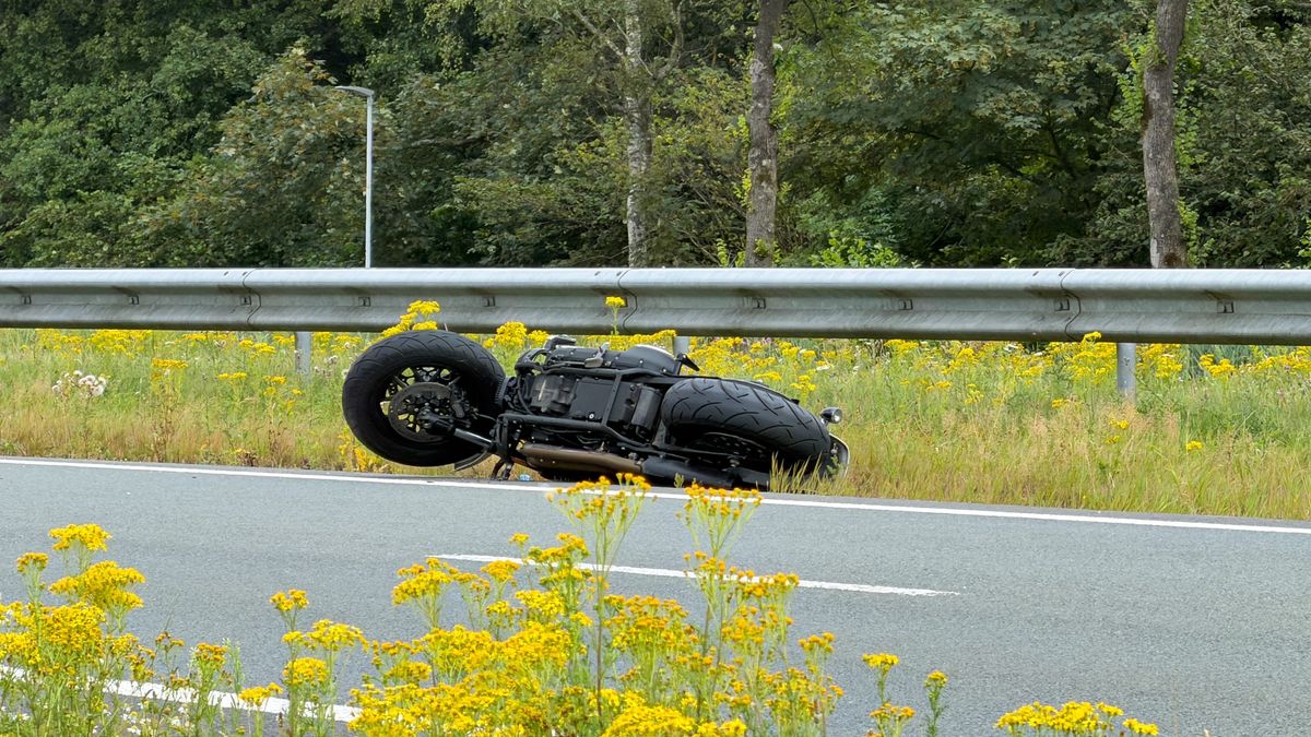 Motorrijder gewond bij ongeluk in Leeuwarden, Groningerstraatweg dicht