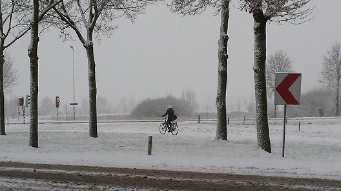 Sneeuw en regenbuien zorgden zaterdagmorgen voor winterse taferelen in grote delen van Gelderland.