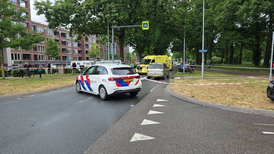 Kind aangereden • wielerploeg crasht op tractor. Kind aangereden • wielerploeg crasht op tractor.