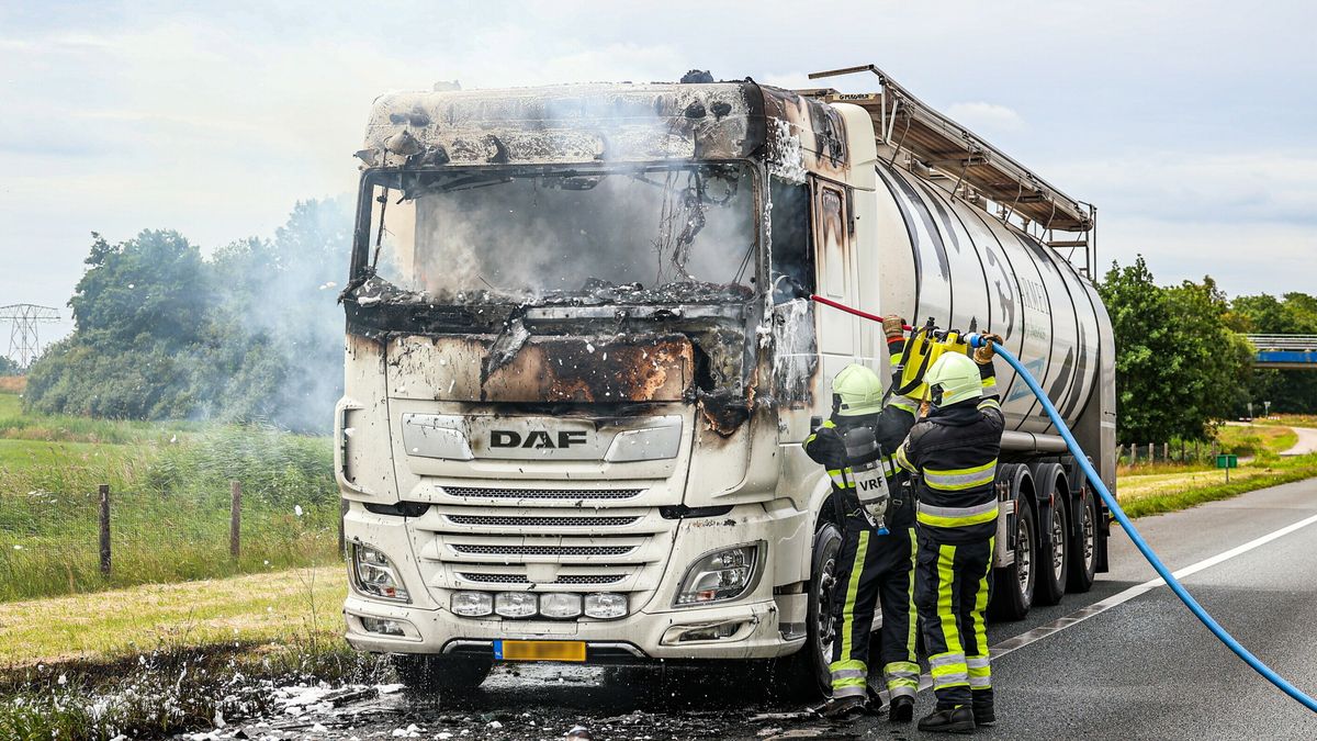 Vrachtwagen brandt uit op A6 bij Scharsterbrug