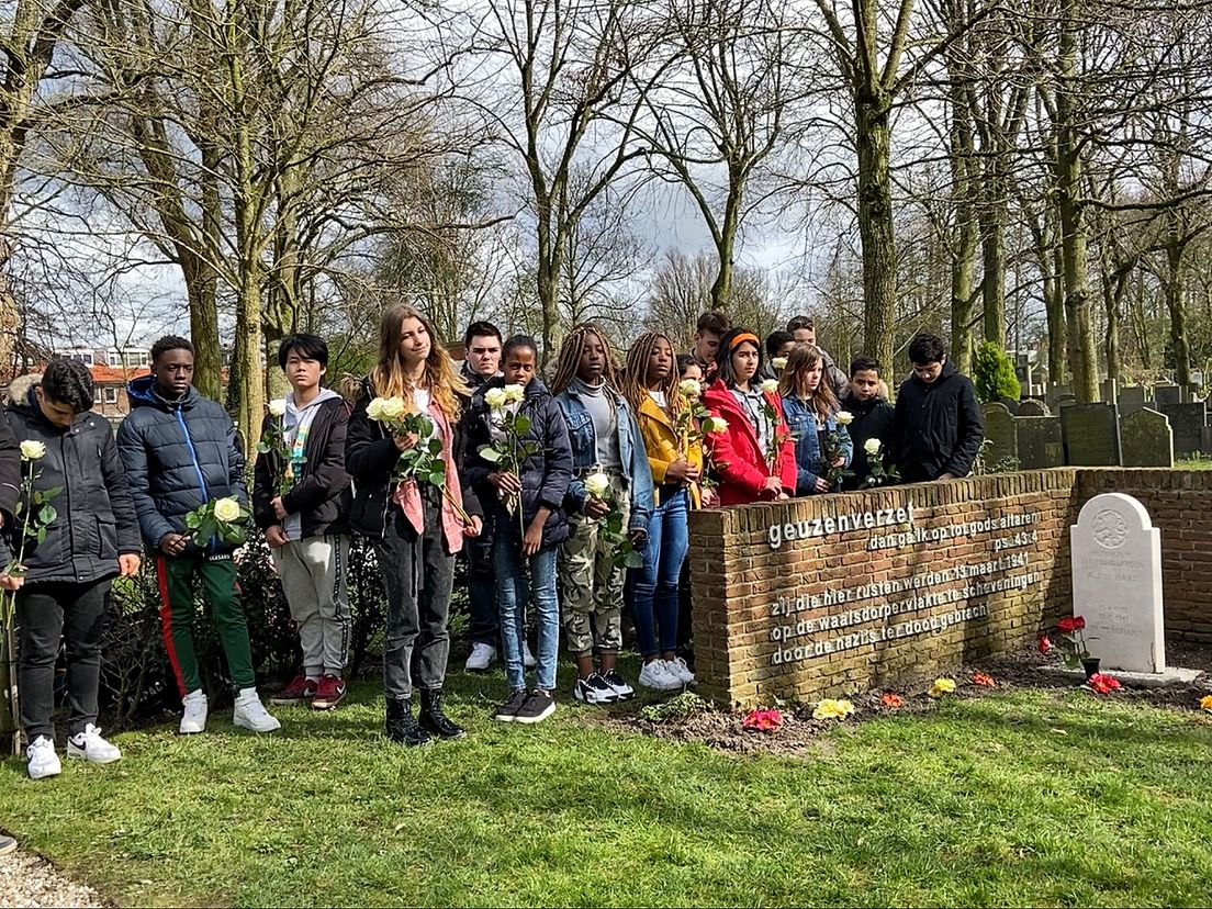 Scholieren mochten ondanks het besloten karakter bloemen leggen op de Geuzengraven