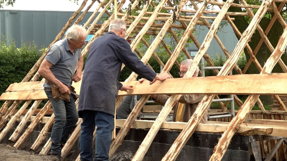 Vrijwilligers bouwen historische plaggenhut in de Achterhoek