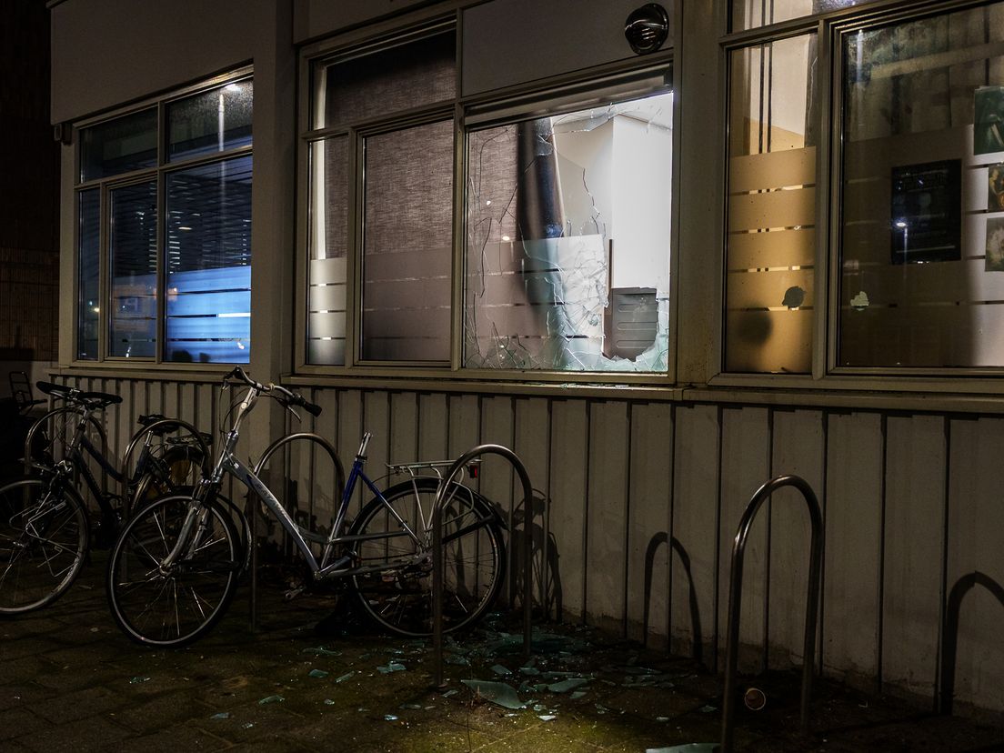 Door zwaar vuurwerk is een raam van het pand aan diggelen.