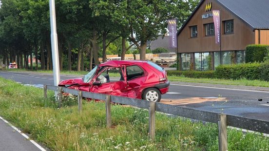 Zwaargewonde bij botsing auto met vrachtwagen, traumahelikopter ter plaatse