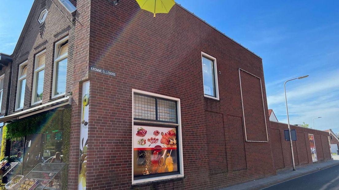 De reclame van de groentewinkel zorgt ervoor dat het raam aan de voorkant, waar ook nummer 2 op staat, niet goed zichtbaar is