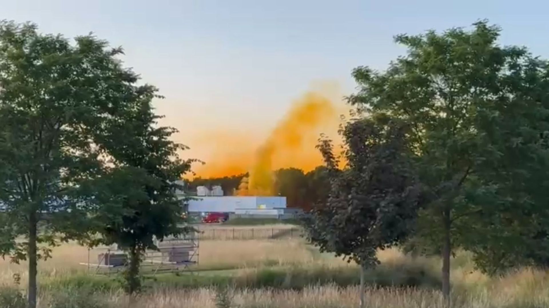 Grote oranje/gele rookwolken hingen boven Friesland Campina na de explosie.