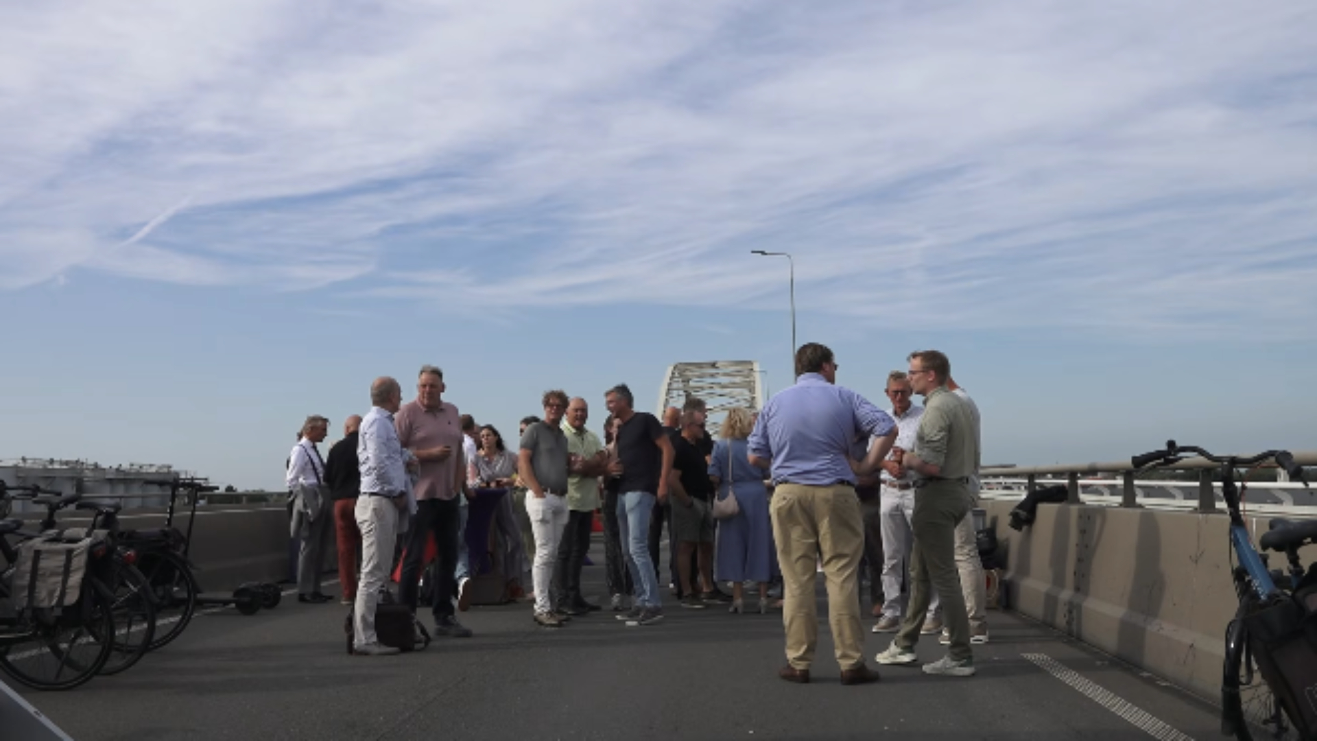 De ondernemers organiseerden een BBQ op de brug