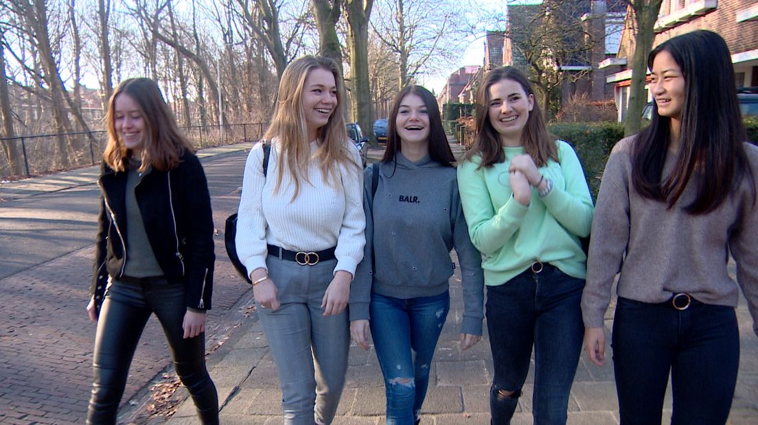 De 15-jarige Chimène Jeroense heeft al een groupie van vriendinnen die volledig achter haar staan
