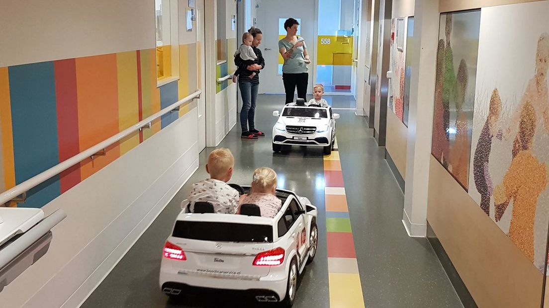 Deze auto's scheuren door de gangen van het Bronovo ziekenhuis.