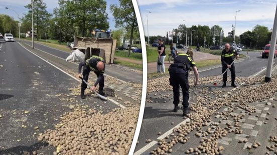 Aardappels op de weg na ongeluk, politie helpt met opruimen. Aardappels op de weg na ongeluk, politie helpt met opruimen.