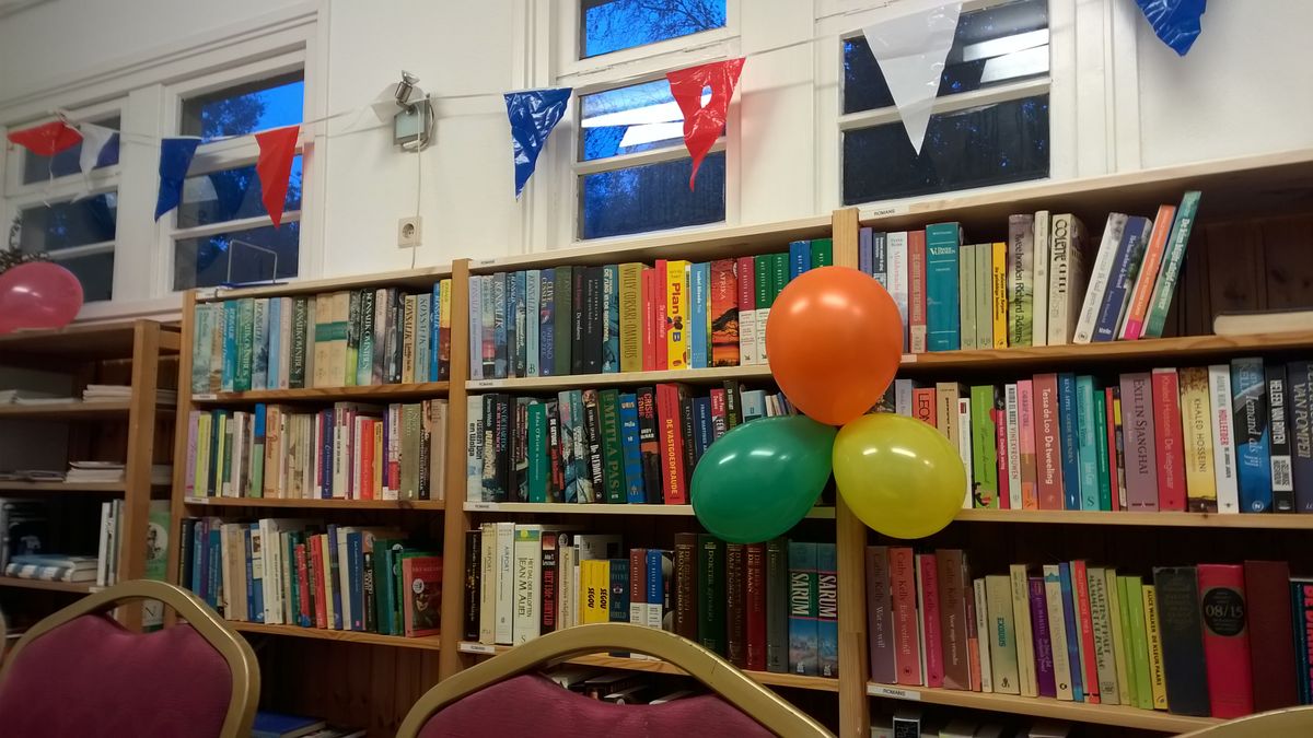 Vrijwilligers Geeuwenbrug toveren jeugdsoos om in bibliotheek