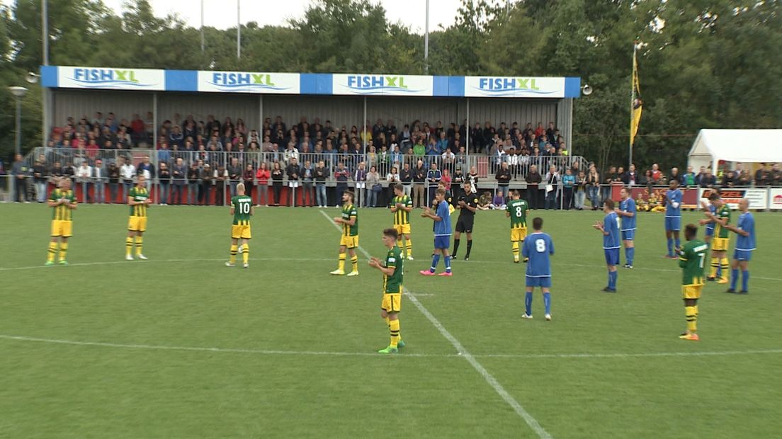 Spelers en publiek klappen in de 34e minuut voor Abdelhak Nouri