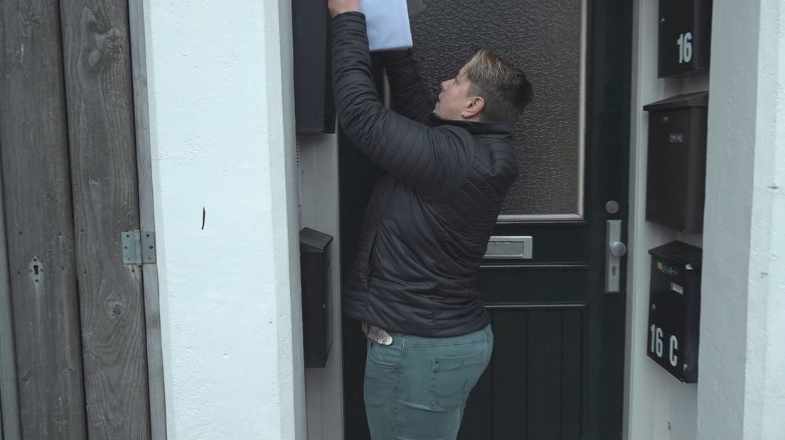 Mandy Meertens van de VVD bezorgt flyers in Delfzijl