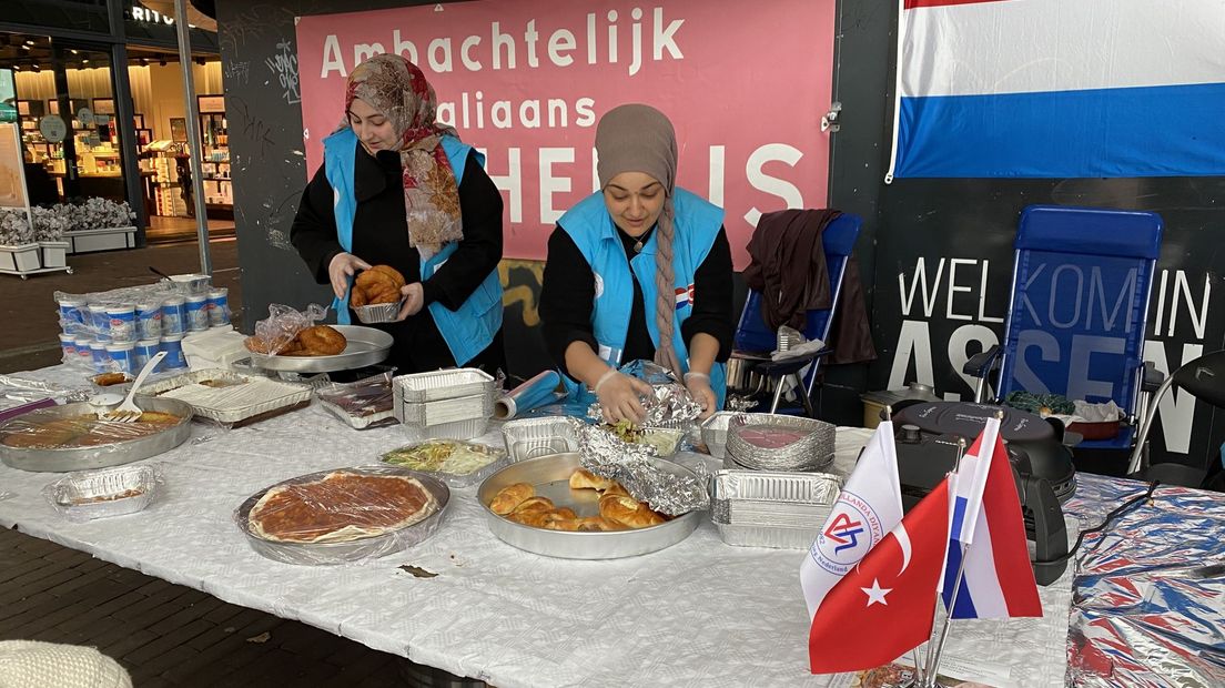 De Turks islamitische vereniging staat de hele dag op het Koopmansplein om geld in te zamelen.