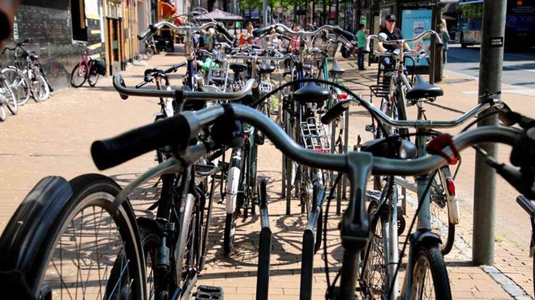 Het grote tekort aan fietsparkeerplaatsen in de stad Groningen zorgt voor overvolle stoepen.