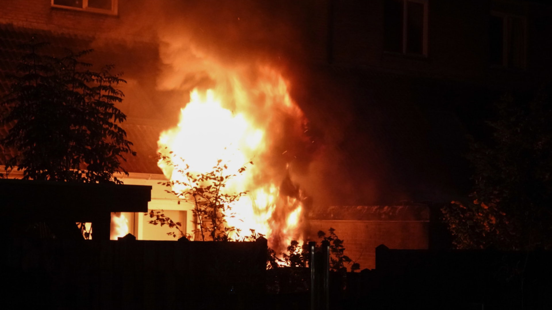 Vanwege de brand werden de eigenaren van de schuur en hun buren ontruimd.