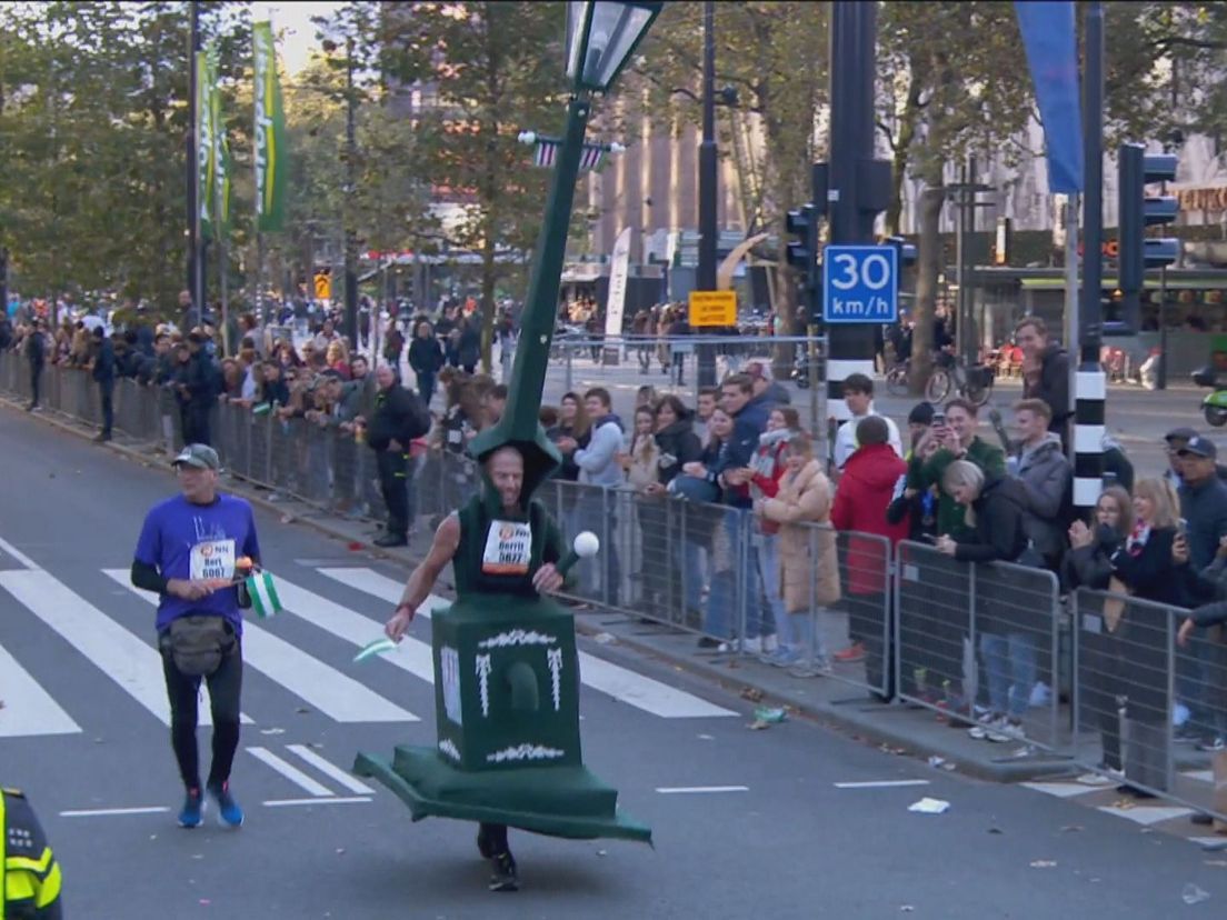 De 58-jarige Gerrit Maasland rende de Rotterdam Marathon verkleed als lantaarnpaal
