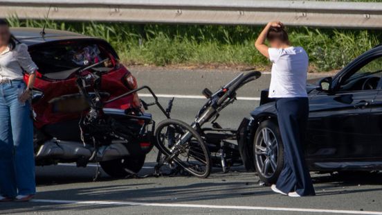 Fietsen verwoest bij botsing tussen twee autos. Fietsen verwoest bij botsing tussen twee autos.