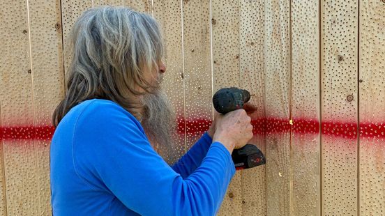 Beeldhouwer boort 71.000 gaten in zijn kunstwerk
