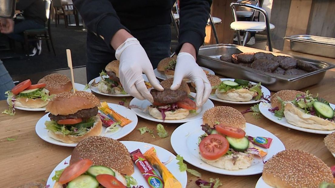 De hamburgers smaken de leerlingen goed.