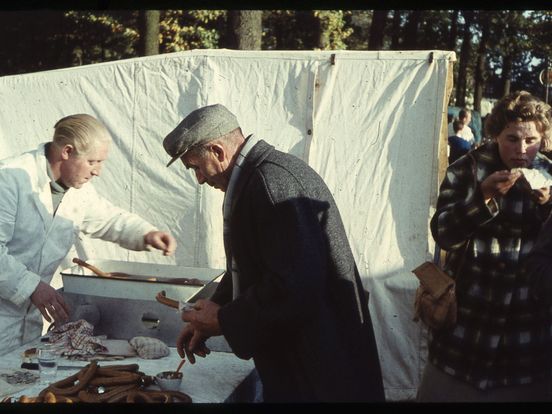 Regio-omroep Noord in 1955: 'Niet zo dringen, u krijgt allemaal een beurt'