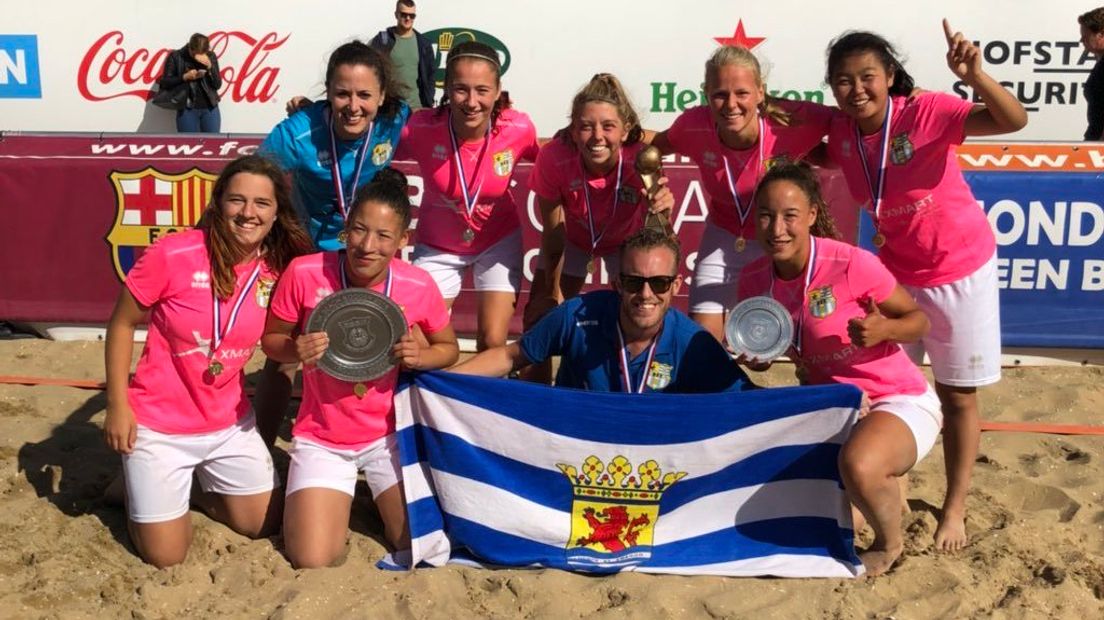 De dames van Beachsoccer Zeeland vieren het kampioenschap