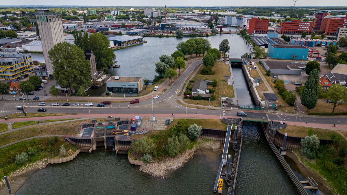 IJssel staat extreem laag: noodpomp moet wateraanvoer naar Salland veiligstellen