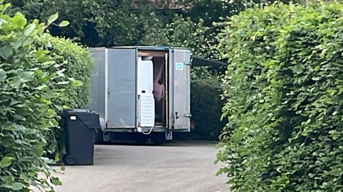 Een ingezoomde foto van de trailer waar de katten in waren opgesloten