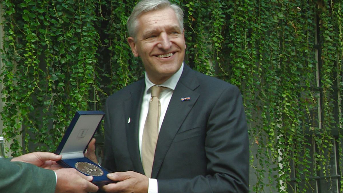 Oud-burgemeester Buma bij afscheid benoemd tot ereburger van Leeuwarden
