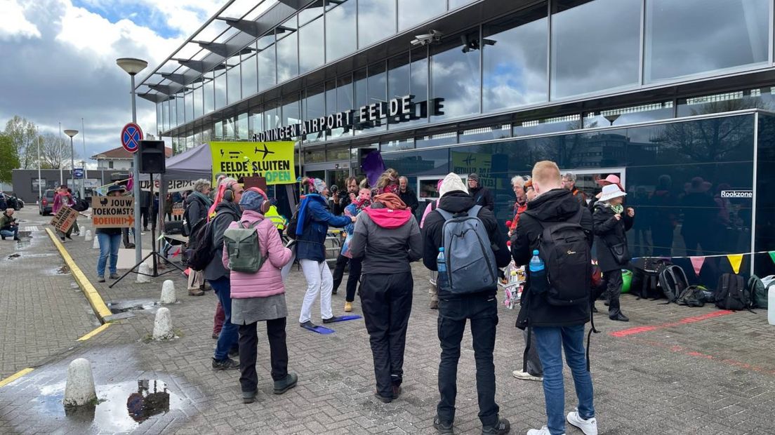 Extinction Rebellion blokkeert rotonde richting Groningen Airport Eelde