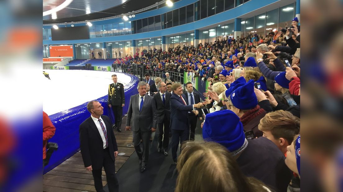 Kening Willem-Alexander by de Fryske bocht yn Thialf