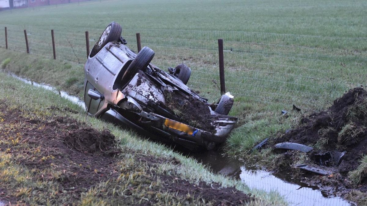 Auto belandt op de kop in de sloot in Sibculo