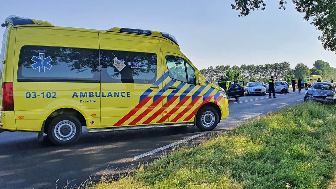 Twee gewonden bij ongeluk met vier auto's bij Dieverbrug (Rechten: Persbureau Meter)