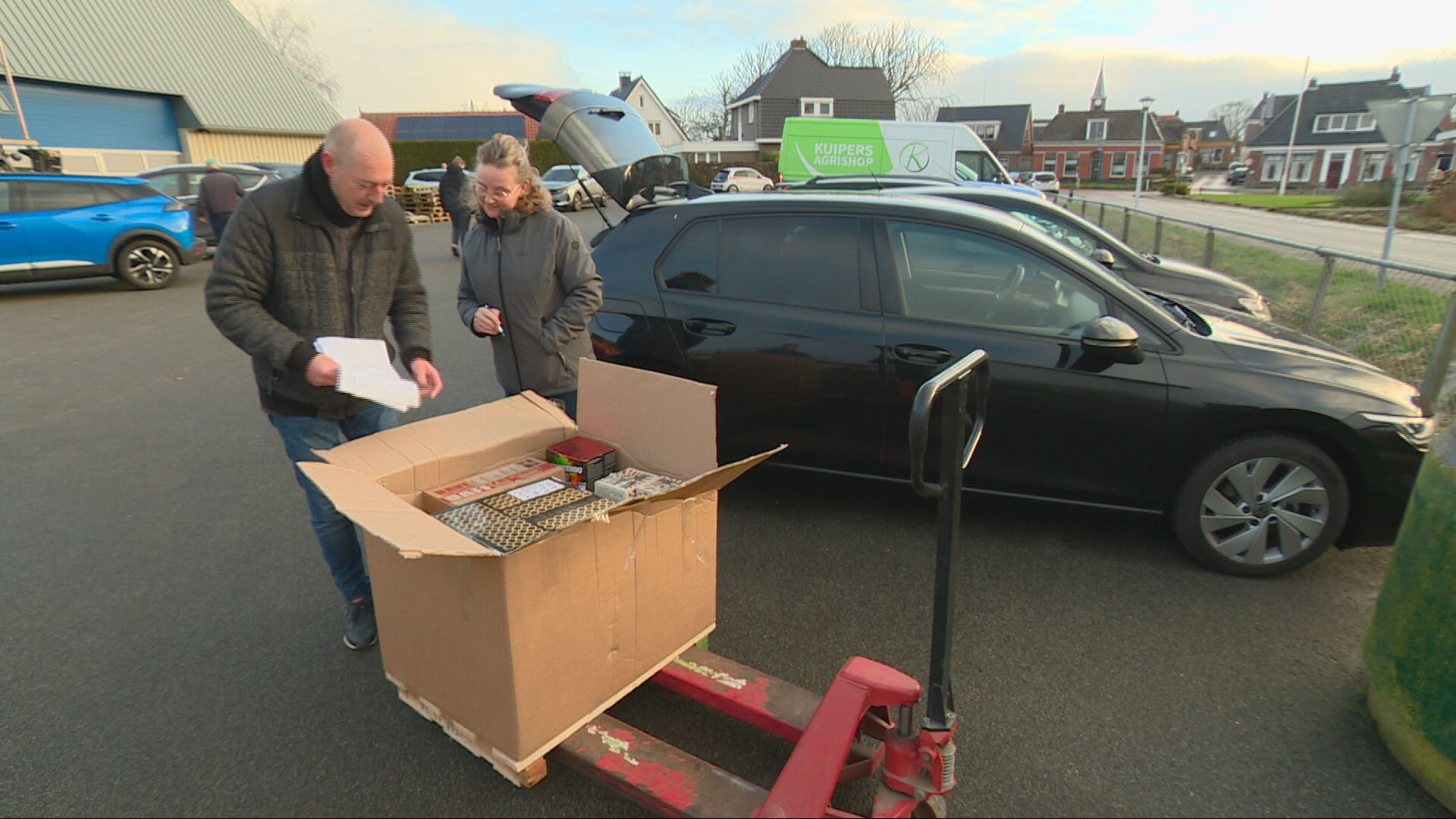 Mei in pallet fol fjoerwurk op hûs oan