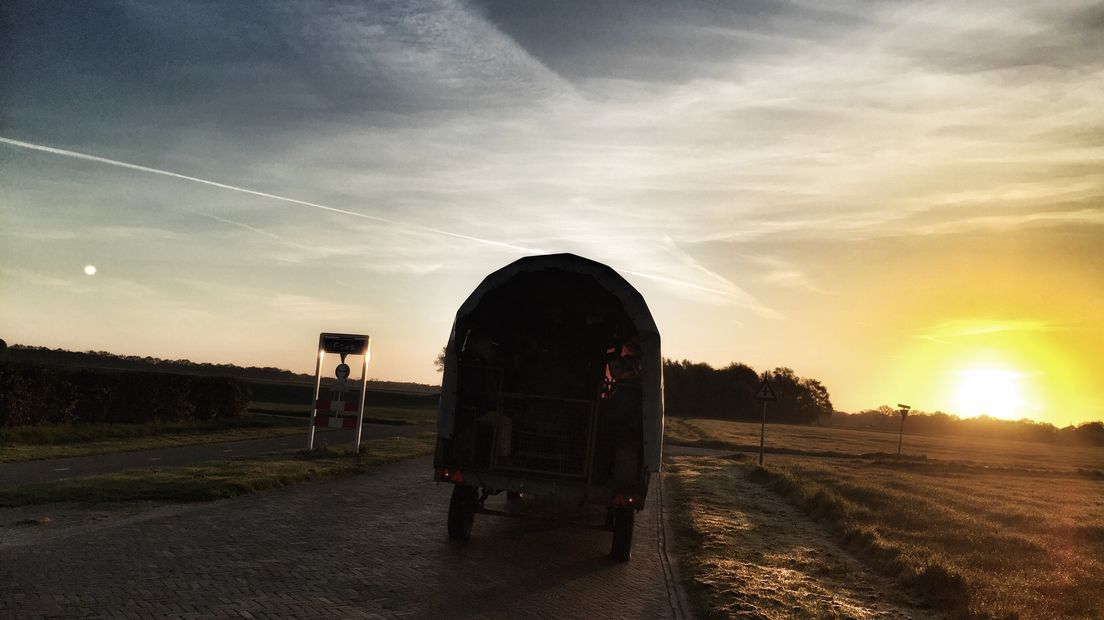 Met een huifkar trokken de dauwtrappers de natuur in (Rechten: RTV Drenthe/Ronald Oostingh)