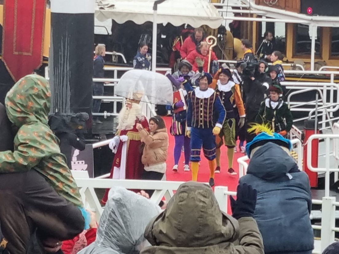Sinterklaas stapt aan wal in Gorinchem