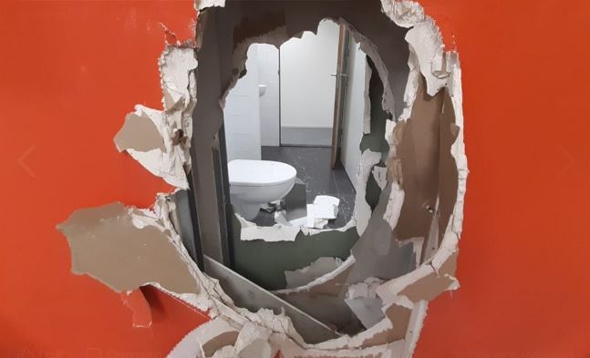 Inbrekers breken muur open in Nesselande
