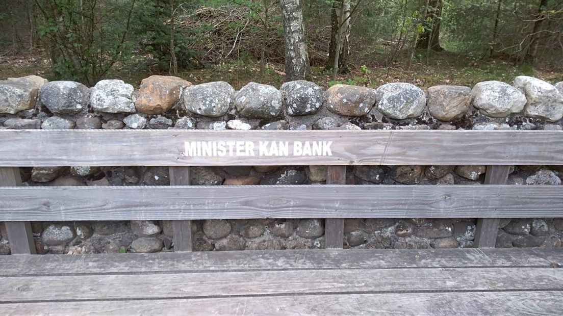 De Minister Kan-bank in Gieten is weer voorzien van zijn naam (Rechten: Klamer Bos)
