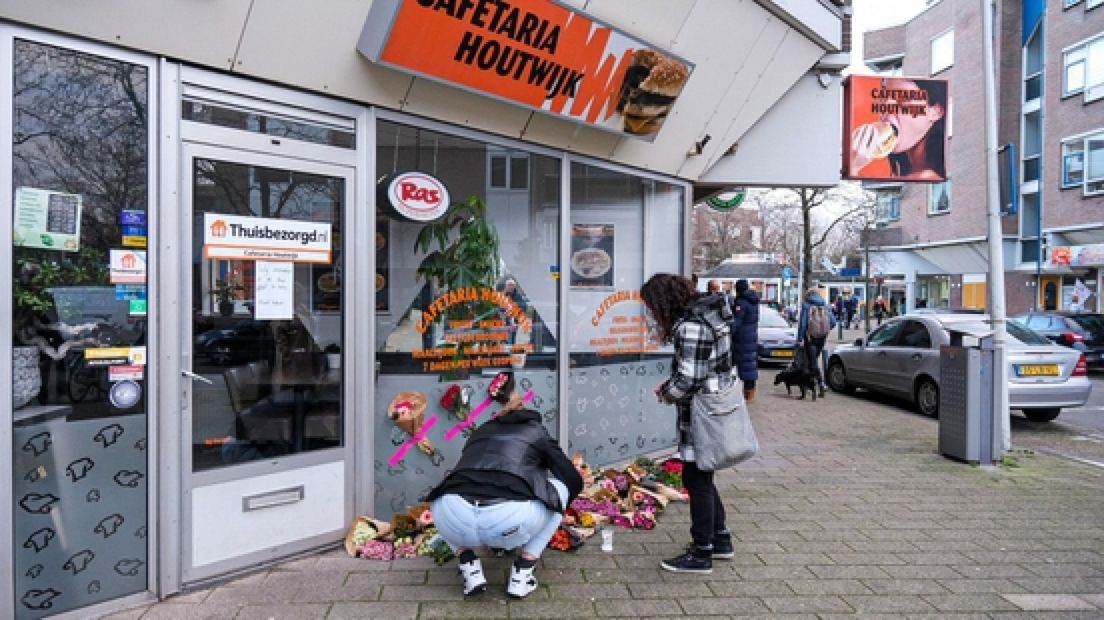 Buurtbewoners leggen bloemen bij snackbar