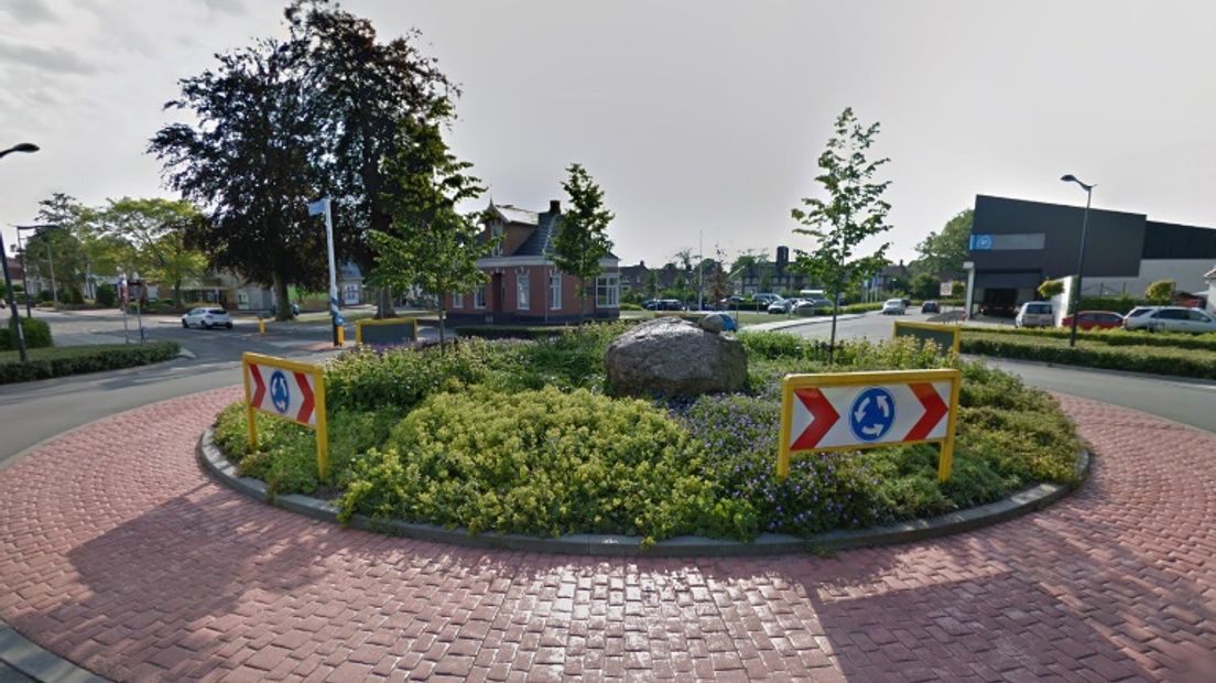 De kei ligt tegenwoordig op de rotonde in Eelde/Paterswolde. (Rechten: GoogleMaps)