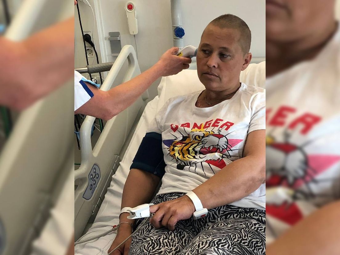 Dana onder behandeling in het ziekenhuis