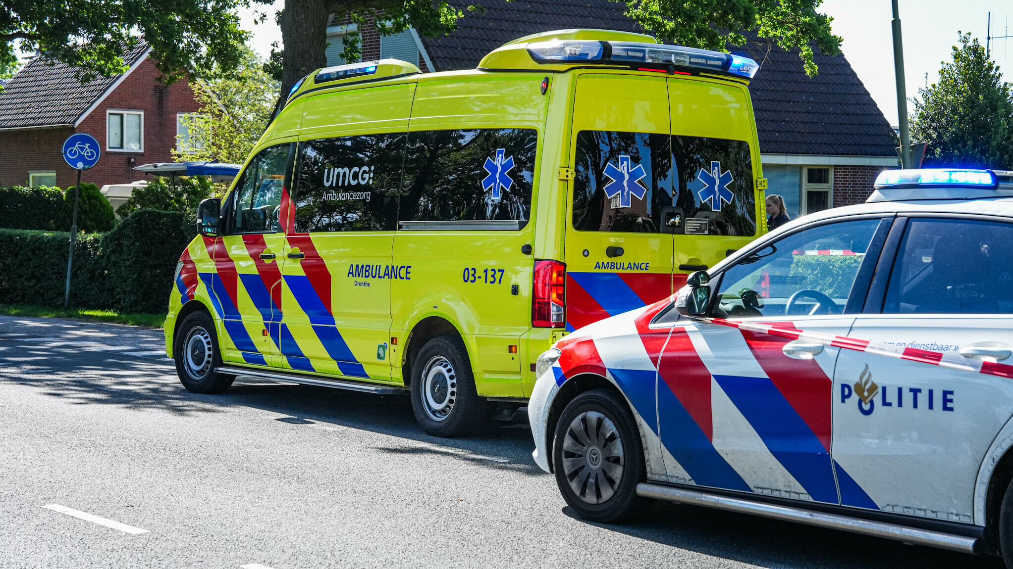 Fietser zwaargewond na botsing met automobilist in Klazienaveen.