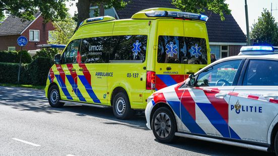 Fietser zwaargewond na botsing met automobilist in Klazienaveen. Fietser zwaargewond na botsing met automobilist in Klazienaveen.