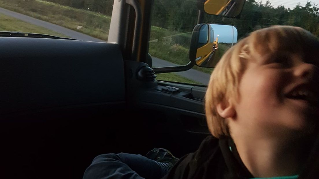 Sarah Blom strandde zaterdagavond met een kapotte auto op de A15. Ze wachtte uren vergeefs op de wegenwacht.