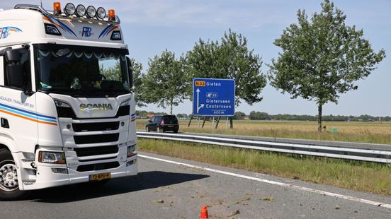 Twee gewonden bij ongeluk op N33; verkeer staat vast bij Gieterveen. Twee gewonden bij ongeluk op N33; verkeer staat vast bij Gieterveen.