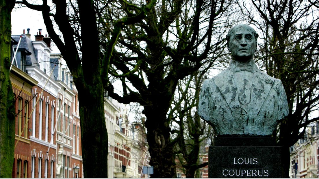 Beeld van Louis Couperus, zonder hoed.