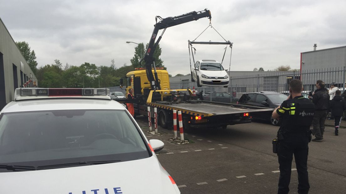 Aan de andere kant van de stad is een verdachte auto weggetakeld.